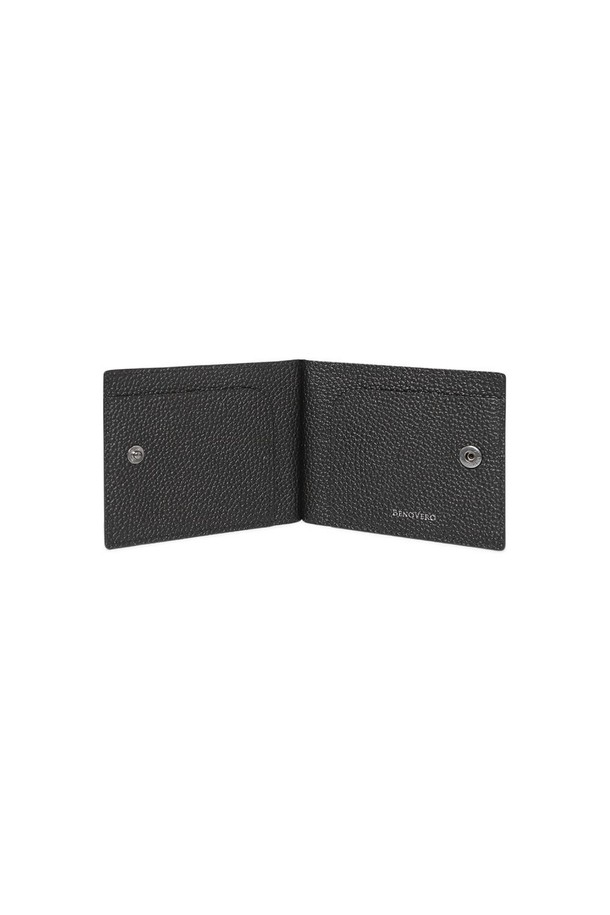 매튜 체크 카드지갑 BLACK은 클래식, 미니멀, 시크 스타일에 어울리는 카드지갑입니다. 데이트룩, 모임룩, 소개팅룩 등 다양한 TPO에 활용할 수 있습니다. 천연 가죽 소재에 배타바리 공법으로 제작되어 고급스러운 질감을 자랑하며, 스냅 버튼 잠금 방식으로 간편하게 여닫을 수 있습니다. 사각형 디자인에 체크 패턴이 돋보이며, 카드와 지폐를 수납할 수 있어 실용적입니다. 케이스와 더스트백을 함께 제공하여 선물용으로도 좋습니다.
