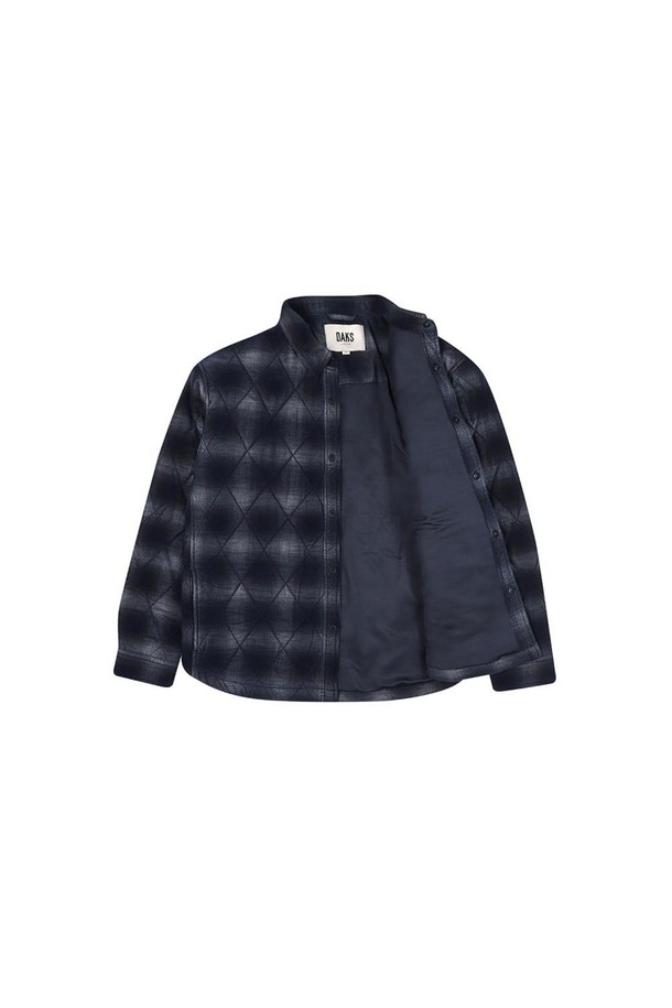 네이비 컬러의 코튼 100% 코듀로이 퀼팅 셔켓입니다. 가을, 겨울 시즌에 어울리는 두꺼운 두께감과 부드러운 촉감으로 포근하게 착용할 수 있습니다. 캐주얼, 클래식, 미니멀 스타일을 아우르며, 일상과 출근룩에 모두 활용 가능합니다. 다이아몬드 퀼팅, 레귤러 카라, 사이드 포켓 디테일이 돋보이며, 레이어드하여 다양한 스타일을 연출할 수 있습니다. 버튼 여밈 방식과 레귤러 핏으로 편안하게 착용할 수 있으며, 보온과 경량 기능을 갖춘 실용적인 제품입니다.
