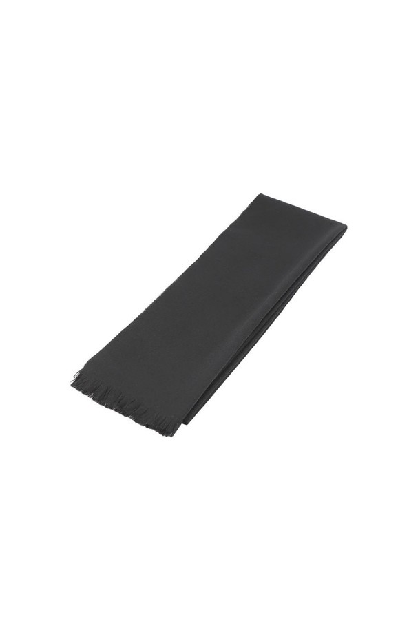 캐시미어 100% 우븐 솔리드 머플러 블랙은 가을, 겨울철 일상룩에 훌륭한 포인트가 되어줄 머플러/스카프입니다. 부드러운 촉감의 캐시미어 소재로 제작되어 착용감이 뛰어나며, 얇은 두께감으로 답답함 없이 스타일을 연출할 수 있습니다. 무지(솔리드) 디자인과 블랙 컬러는 클래식, 미니멀, 캐주얼 등 어떤 스타일에도 자연스럽게 어울립니다. 출근룩이나 데이트룩에 세련된 분위기를 더해보세요. 우븐 직조 방식으로 제작되어 고급스러운 느낌을 선사합니다.
