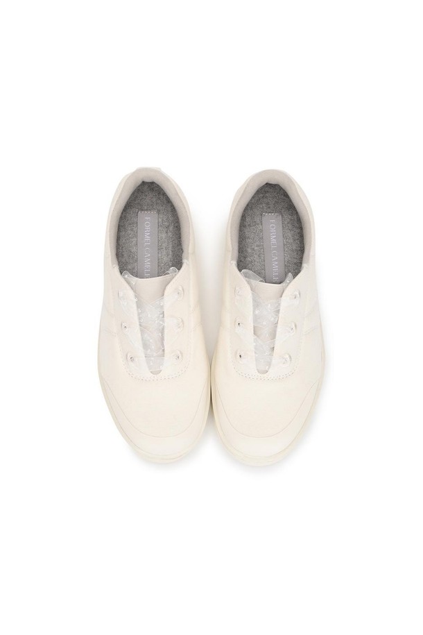 카멜 브리즈 슬립온 스니커즈 Ivory 3cm는 여성용 슬립온 스니커즈입니다. 부드러운 메리노울과 가벼운 EVA 소재로 제작되어 편안한 착용감을 선사하며, 일상 및 캐주얼 스타일에 적합합니다. 굽 높이 3cm의 플랫 디자인으로, 봄, 여름, 가을 계절에 맞춰 동네 마실룩, 산책룩, 여행룩 등 다양한 TPO에 활용할 수 있습니다. 초경량 디자인(172g)과 SIS 공법으로 제작되어 편안함을 더했으며, 라운드 앞코와 무지 패턴으로 미니멀하고 클래식한 스타일을 연출합니다. 맨발 착용이 가능하며, 오간자 끈을 추가 제공하여 다양한 스타일을 연출할 수 있습니다.
