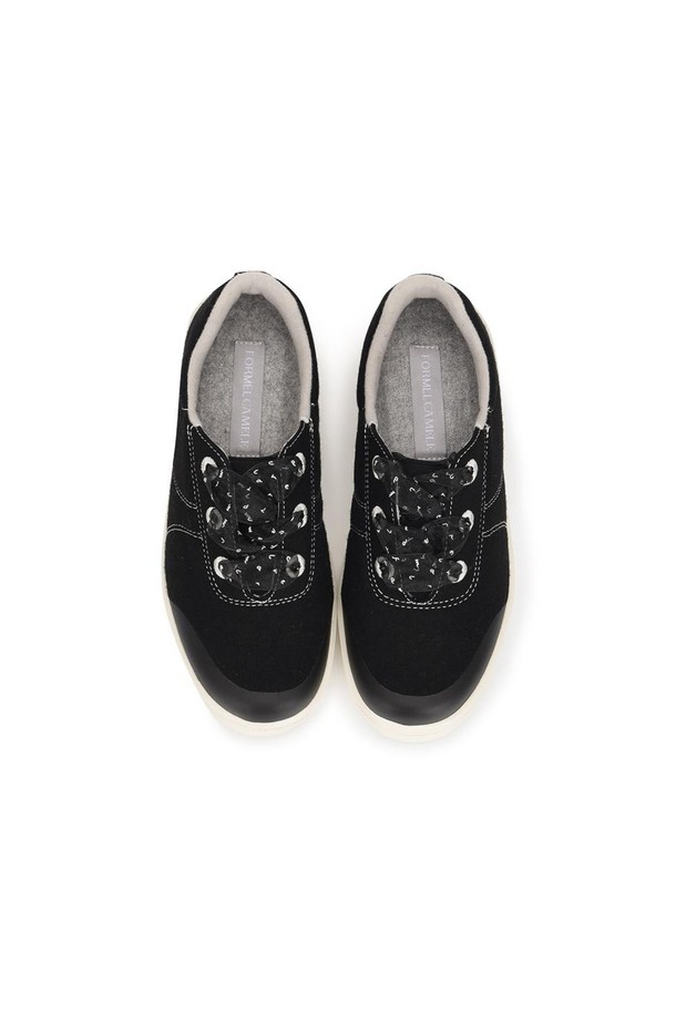 카멜 브리즈 슬립온 스니커즈 Black 3cm는 여성용 슬립온 스니커즈입니다. 블랙 컬러에 3cm 플랫 굽으로 편안함을 더했으며, 라운드 앞코 디자인으로 캐주얼하고 미니멀한 스타일을 연출합니다. 메리노 울과 EVA 소재를 사용하여 통기성과 쿠셔닝을 높였으며, 초경량 디자인으로 가볍게 착용할 수 있습니다. 특히, 실리콘 코팅 토캡, SIS 구조, 오간자 레이스, 20mm 압축 폼, 5mm 추가 인솔, 맨발 착용 가능 등 다양한 특징으로 편안한 착용감을 제공합니다. 일상, 동네 마실룩, 산책룩 등 다양한 TPO에 활용 가능하며, 캐주얼, 미니멀, 클래식 스타일을 즐기는 분들께 추천합니다.
