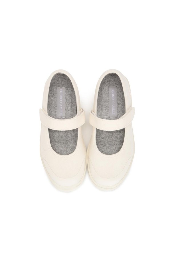 카멜 브리즈 메리제인 스니커즈 아이보리 3cm는 부드러운 메리노 울과 가벼운 EVA 소재로 제작되어 편안한 착용감을 선사합니다. 라운드 앞코 디자인과 메리제인 스트랩, 3cm 플랫 굽으로 여성스러운 실루엣을 연출하며, 데이트룩, 카페룩 등 다양한 스타일에 매치하기 좋습니다. 미니멀, 클래식, 캐주얼 스타일을 즐기는 여성분들께 추천하며, 초경량 디자인과 올데이 착용 가능한 데일리 슈즈로 활용할 수 있습니다. 아이보리 컬러의 무지 디자인은 어떤 옷에도 잘 어울려 활용도가 높습니다. 발볼은 8.5cm입니다.
