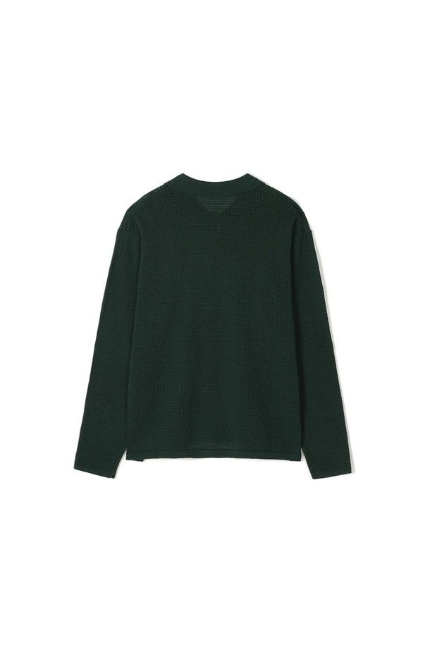 세련된 비즈니스 캐주얼 스타일을 위한 남성용 스카시 조직 풀오픈 니트입니다. 부드러운 면 소재로 제작되어 통기성이 뛰어나 여름철에도 쾌적하게 착용 가능합니다. 슬림핏 디자인과 카라넥, 긴 소매 기장으로 모던하면서도 클래식한 느낌을 연출합니다. 강연 타입 원사 사용과 헤라시 기법 편직으로 고급스러운 퀄리티를 자랑하며, 양쪽 가슴 포켓 디테일로 실용성을 더했습니다. 그린 컬러의 풀오픈 디자인은 다양한 스타일을 연출하기 용이합니다.
