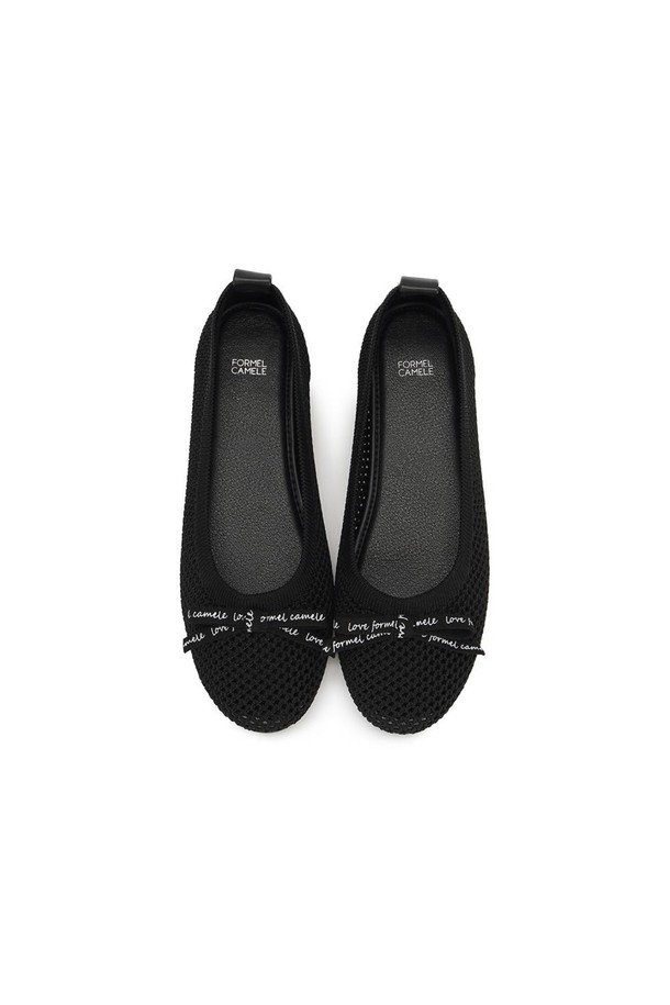 에밀리 니트 플랫 Black 1cm는 니트 소재와 합성고무를 사용하여 편안함과 스타일을 동시에 잡은 여성 플랫슈즈입니다. 1cm 플랫 굽과 라운드 앞코 디자인으로 발이 편안하며, 로우컷 탑라인과 슬립온 스타일로 간편하게 착용 가능합니다. 봄, 여름, 가을 계절에 어울리며, 가벼운 경량 소재와 쿠션 인솔로 활동성을 높였습니다. 일상, 쇼핑, 카페 등 다양한 TPO에 맞춰 캐주얼, 미니멀, 클래식 스타일을 연출할 수 있으며, 미끄럼 방지 기능과 리본 디테일로 포인트를 더했습니다. 블랙 컬러에 로고 패턴이 더해져 세련된 느낌을 줍니다.
