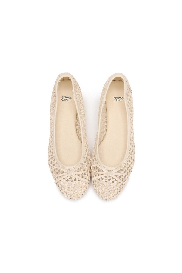 아멜리아 라탄 플랫 아이보리 1cm는 여성용 플랫슈즈입니다. 라운드 앞코와 슬립온 디자인으로 편안하게 착용할 수 있으며, 데일리룩과 휴양지룩에 모두 잘 어울립니다. 아이보리 컬러에 라탄 패턴이 더해져 리조트, 캐주얼, 미니멀 스타일을 연출하기 좋습니다. 1cm 플랫 굽에 메모리폼 안감, 통기성, 경량, 몰드창, 미끄럼 방지 기능까지 갖춰 편안함과 스타일을 동시에 잡았습니다. 발볼 13cm로 제작되었습니다.
