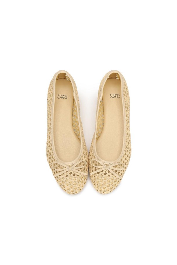 아멜리아 라탄 플랫 베이지 1cm는 라탄 소재와 인조가죽으로 제작된 여성 플랫슈즈입니다. 1cm 플랫 굽과 라운드 앞코 디자인으로 편안한 착용감을 선사하며, 안감은 메모리폼으로 제작되어 부드러운 착화감을 제공합니다. 베이지 컬러와 라탄 패턴이 어우러져 휴양지룩, 여행룩, 산책룩 등 다양한 TPO에 활용 가능하며, 리조트, 캐주얼, 미니멀 스타일을 연출하기 좋습니다. 통기성이 뛰어나고, 경량이며 유연한 구조로 제작되어 편안하고, 미끄럼 방지 기능이 있어 안전하게 착용할 수 있습니다. 슬립온 스타일로 간편하게 신고 벗을 수 있으며, 리본 디테일이 여성스러운 포인트를 더합니다.
