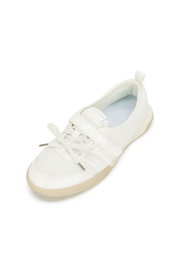 여성용 라헬 벨크로 스니커즈는 화이트 색상의 인조 가죽 소재로 제작되었으며, 2cm의 로우힐과 라운드 앞코 디자인이 특징입니다. 일상용으로 적합하며 봄, 여름, 가을에 착용하기 좋은 이 스니커즈는 무지 패턴에 벨크로 여밈 방식으로 신고 벗기가 편리합니다. EVA 폼 쿠션과 라텍스 인솔, 그리고 레이스 디테일과 스트랩 디자인이 더해져 편안함과 스타일을 동시에 제공하며, 발볼은 11cm, 탑라인은 로우탑입니다.
