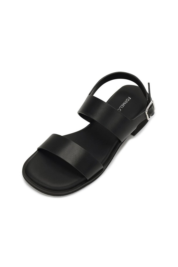 **카리브 베이직 샌들 02 Black 3.5cm**

캐주얼한 스타일을 연출하는 여성 샌들입니다. 일상 및 캐주얼 용도로 활용하기 좋으며, 봄, 여름 시즌에 적합합니다. 블랙, 아이보리, 카멜 3가지 색상으로 만나볼 수 있습니다. 3.5cm 로우힐 굽에 투밴드 탑라인 디자인으로 편안하게 착용 가능합니다. 발볼이 넓은 와이드 디자인으로 제작되었으며, 인조가죽과 합성고무 소재를 사용하여 내구성을 높였습니다. 캐주얼한 와이드 중창과 라텍스 4mm 중창으로 쿠션감을 더하고, 전창 가공으로 내수성을 높였습니다. 버클 여밈 방식으로 간편하게 신고 벗을 수 있습니다. 동네 마실룩, 여행룩, 캐주얼, 미니멀, 클래식 스타일 연출에 활용해보세요.
