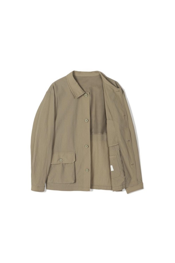 베이지 컬러의 트러커 셔츠형 재킷입니다. 캐주얼과 비즈니스 스타일 모두 소화 가능하며, 여름철에 시원하게 착용할 수 있습니다. 나일론, 면, 폴리우레탄 혼방 소재로 제작되어 부드러운 촉감을 선사합니다. 크리즈 패턴과 요크라인 메쉬 디테일이 돋보이며, 소매를 접어 다양한 연출이 가능합니다. 비즈니스 캐주얼, 출근룩, 데이트룩 등 다양한 TPO에 맞춰 셋업 스타일링도 활용할 수 있습니다.
