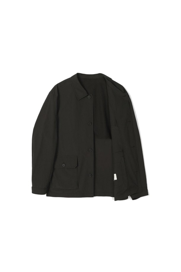 세련된 스타일의 트러커 셔츠형 재킷, 카키 컬러입니다. 봄, 여름 시즌에 적합하며, 일상과 비즈니스 캐주얼 모두 소화 가능한 활용도 높은 아우터입니다. 레귤러핏으로 제작되어 편안한 착용감을 선사하며, 등 요크라인 메쉬 처리로 통기성을 높였습니다. 얇고 부드러운 나일론, 면, 폴리우레탄 혼방 소재로 제작되어 자연스러운 크리즈 가공과 소매 접어 연출이 가능합니다. 셋업 스타일 연출을 통해 미니멀, 캐주얼, 시티보이 등 다양한 스타일을 완성해보세요.
