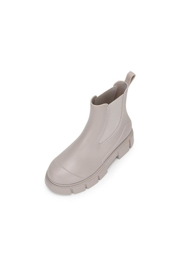 유비아 레인부츠 01 베이지 5cm는 여성용 레인부츠입니다. 베이지, 블랙, 아이보리 3가지 색상으로 출시되었으며, 일상 및 우천 시 모두 착용 가능합니다. 첼시 부츠를 모티브로 한 디자인으로 슬림한 앵클라인과 5cm 미들힐 굽이 특징이며, 세련된 토 쉐입으로 스타일리시함을 더했습니다. 합성고무와 PVC 소재로 제작되어 튼튼하며, 발볼은 11cm입니다. 앵클 탑라인과 고무 밴드 디자인으로 신고 벗기 편리하며, 미니멀, 클래식, 캐주얼 스타일의 여행룩에 잘 어울립니다.
