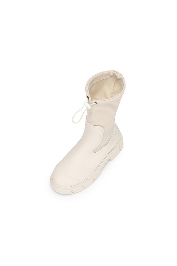 유비아 레인부츠 02 아이보리 5cm는 여성용 레인부츠입니다. 우천 시뿐만 아니라 일상에서도 착용하기 좋은 디자인으로, 5cm 통굽이 안정적인 착화감을 제공합니다. 슬림한 발목 라인과 물튀김 방지에 최적화된 길이를 갖췄으며, 슬립온 스타일로 신고 벗기 편합니다. 고무와 PVC 소재를 사용하여 방수 기능이 뛰어나며, 길이를 조절할 수 있는 스토퍼가 있어 편리합니다. 미니멀하고 캐주얼한 스타일을 연출하기에 적합합니다.
