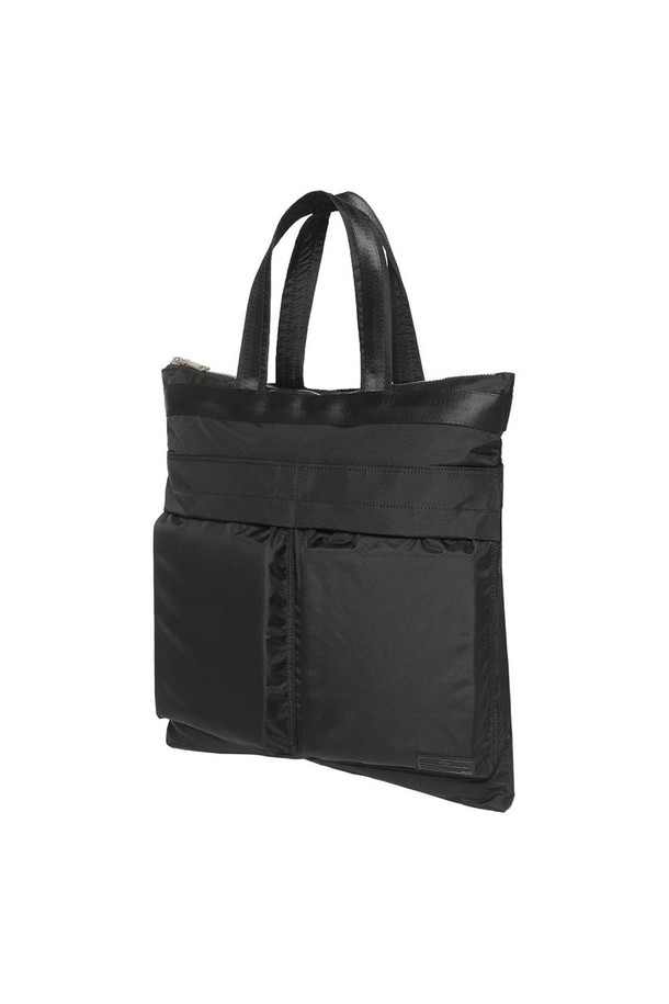 어반 헬멧 백 블랙은 미니멀하고 캐주얼한 스타일을 추구하는 남성을 위한 데일리 백입니다. 출근룩과 여행룩에 모두 잘 어울리며, 넉넉한 수납력을 자랑합니다. 블랙 컬러의 무지 디자인으로 어떤 옷에도 매치하기 용이하며, 나일론과 폴리에스테르 소재로 제작되어 가볍고 내구성이 뛰어납니다. 내부 수납공간 분리, 외부 스냅 버튼 포켓, 후면 마그네틱 버튼 포켓 등 실용적인 기능성을 갖췄으며, 토트백과 크로스백으로 변형하여 사용할 수 있습니다. 버클과 마그네틱 버튼 디테일이 돋보이는 사각형 헬멧 백입니다.
