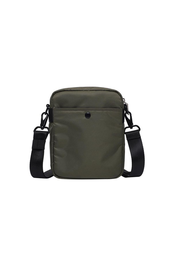 **URBAN 북 백 그린**은 모던하고 미니멀한 스타일의 남성용 크로스백입니다. 그린과 블랙 두 가지 색상으로 출시되었으며, 나일론과 폴리에스터 소재를 사용하여 제작되었습니다. 미디엄 사이즈의 사각형 디자인으로, 지퍼와 스냅 버튼, D링 장식이 특징입니다. 내부 메쉬망 포켓, 외부 스냅 버튼 포켓, 후방 자석 버튼 포켓, 그리고 전면 3단 수납 구성으로 넉넉한 수납력을 제공합니다. 출근룩이나 여행룩에 캐주얼하고 시크하게 매치할 수 있는 데일리 아이템입니다.
