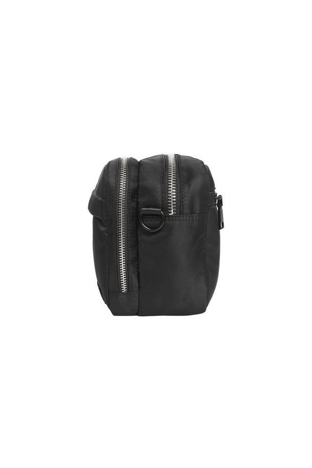 어반 멀티 백 (URBAN Multi Bag) 블랙은 모던하고 심플한 디자인의 남성용 멀티백입니다. 나일론과 폴리에스테르 소재로 제작되어 내구성이 뛰어나며, 미디엄 사이즈로 일상과 스포츠 활동에 적합합니다. D링 장식과 무지 패턴이 특징이며, 다양한 수납공간과 내부 지퍼 포켓, 후면 지퍼 포켓을 갖춰 실용성을 높였습니다. 토트백 및 크로스백으로 변형하여 사용할 수 있으며, 스포츠 용품 수납에도 용이합니다. 사이즈 조절이 가능하고 숨겨진 스트랩이 있어 편리하며, 38mm 웨빙 벨트로 안정감을 더했습니다.
