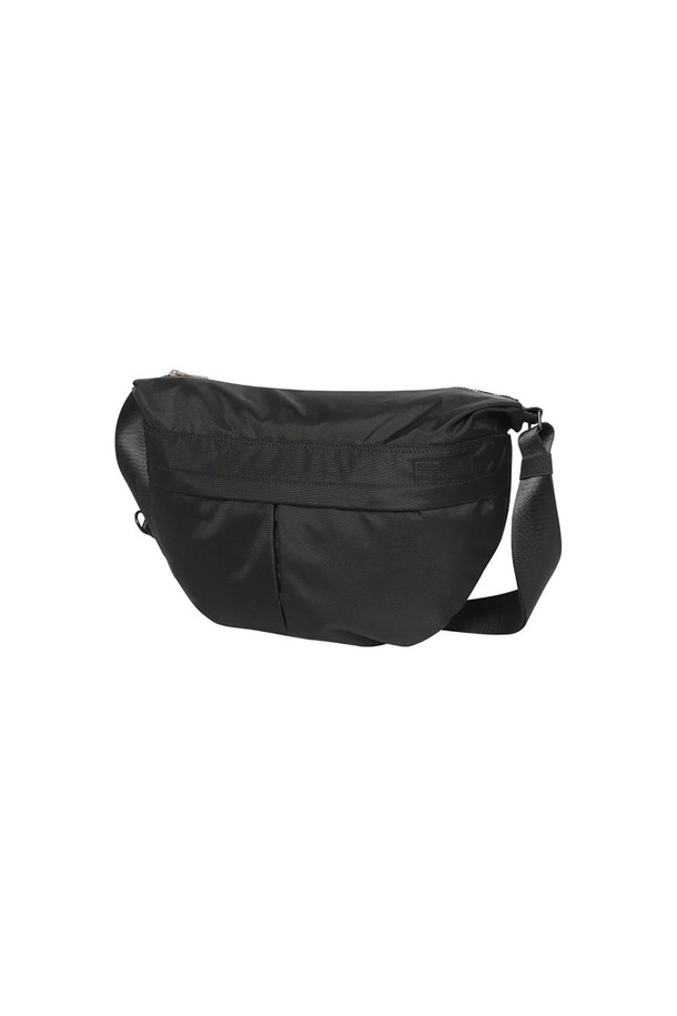 URBAN Halfmoon Bag Black은 모던하고 심플한 디자인의 남성용 크로스백입니다. 나일론과 폴리에스터 소재로 제작되었으며, 미디엄 사이즈의 반원 형태에 무지 패턴과 자수 장식이 더해졌습니다. 내부 지퍼 포켓, 외부 스냅 버튼 포켓, 후방 자석 버튼 포켓 등, 실용적인 분리 수납 기능을 갖춘 데일리 백입니다.
