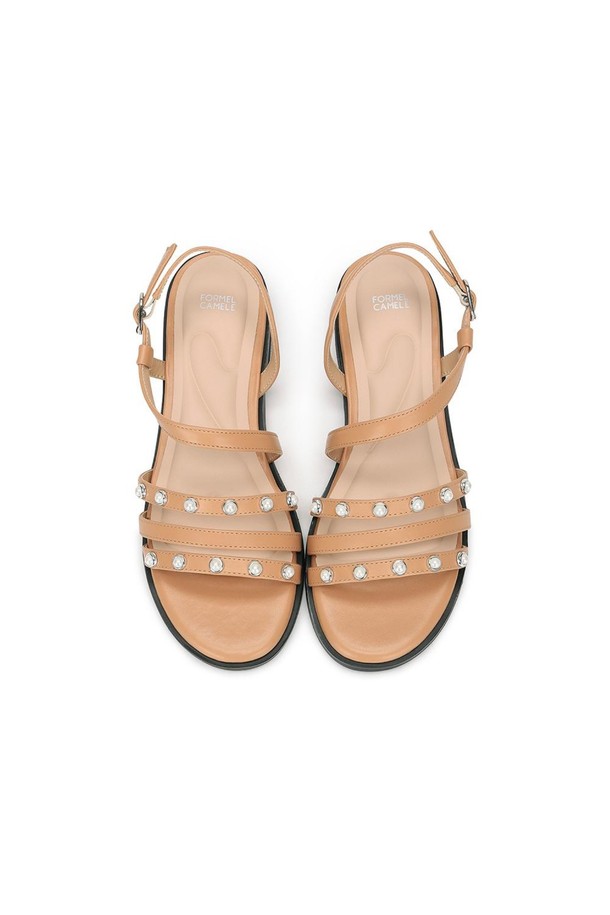 카멜레 쁘띠펄 스트랩 플랫 샌들 01 Camel 2cm은 부드러운 인조가죽 소재에 라운드 앞코 디자인으로 편안함을 더한 여성 샌들입니다. 2cm의 낮은 굽과 3중 벨크로 스트랩, 백스트랩으로 안정적인 착용감을 제공하며, 쁘띠펄 장식이 은은한 포인트를 더합니다. 4mm 라텍스 중창, 압축 인솔, 고밀도 인솔과 아치 서포트 강화로 편안한 착화감을 선사하며, 캐주얼한 일상룩에 잘 어울립니다.
