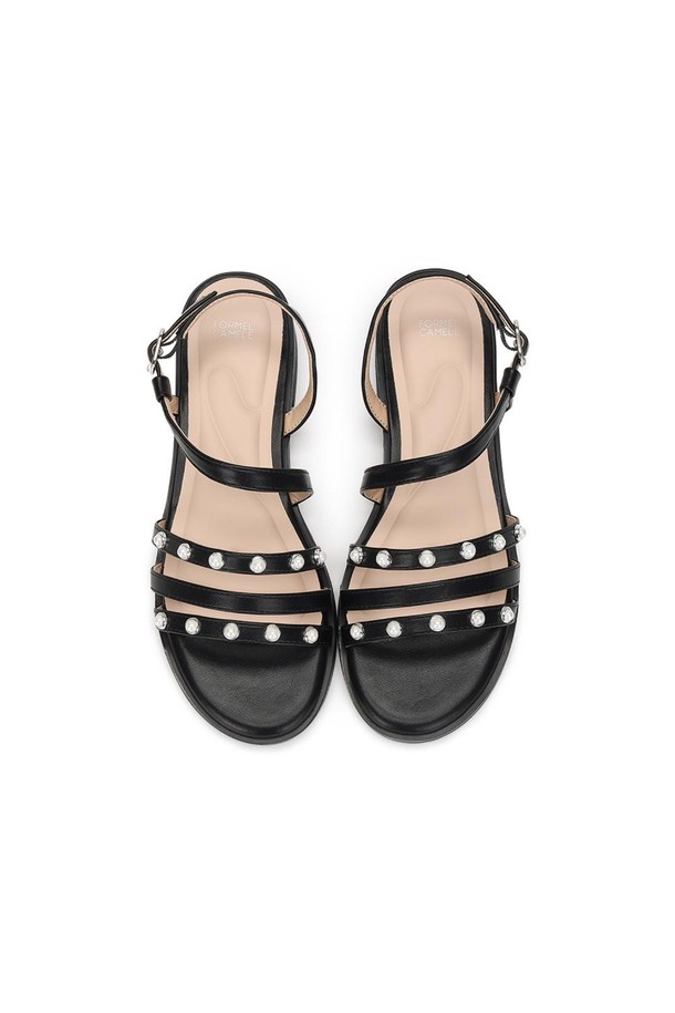 카멜레 쁘띠펄 스트랩 플랫 샌들 01 Black 2cm은 여성용 샌들로, 라운드 앞코와 2cm 굽의 플랫 디자인이 특징입니다. 블랙, 아이보리, 카멜 세 가지 색상으로 출시되었으며, 인조가죽과 고무 소재를 사용하여 봄, 여름 계절에 편안하게 착용할 수 있습니다. 3개의 스트랩과 펄 장식으로 여성스러움을 더했으며, 4mm 라텍스 중창, 압축 인솔, 고밀도 인솔과 쿠션 강화로 편안한 착용감을 제공합니다.
