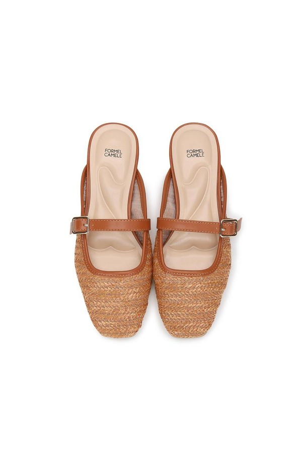 세련된 디자인과 편안한 착용감을 자랑하는 체스타 밴드뮬 Brown 2cm 여성 샌들입니다. 인조가죽과 라피아 소재의 조화로 여름철 일상 및 리조트룩에 잘 어울립니다. 2cm 플랫 굽에 슬립온 디자인으로 편안하게 신을 수 있으며, 라피아 패턴이 돋보이는 뮬 스타일 샌들입니다.
