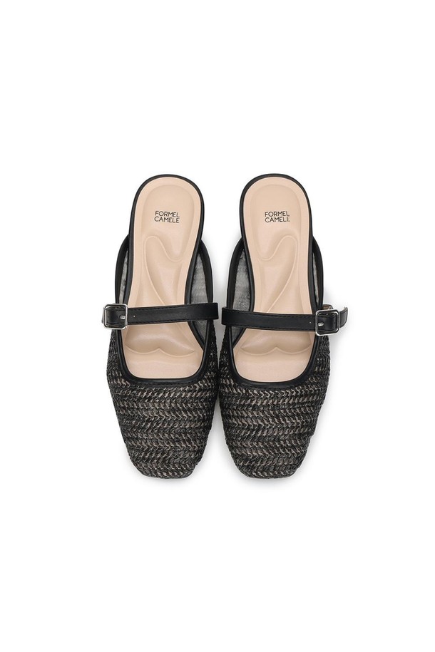 세련된 블랙 컬러의 체스타 밴드뮬은 여름철 일상 및 리조트룩에 모두 잘 어울리는 여성 샌들입니다. 2cm 플랫 굽과 발볼 8cm로 편안한 착용감을 선사하며, 인조가죽과 고무 소재, 여름용 라피아 소재의 조화로 시원하고 실용적인 디자인을 자랑합니다. 신고 벗기 편하며 다양한 스타일링이 가능하여 데일리 슈즈로 손색없습니다.

