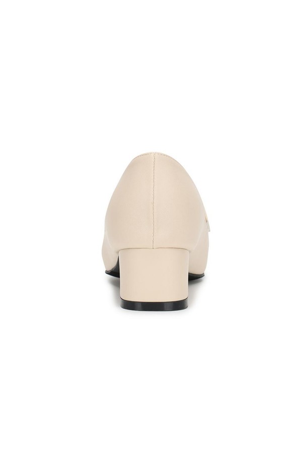 포멜 페르메 로퍼 Ivory 4cm는 부드러운 인조가죽 소재에 은은한 금속 장식으로 포인트를 더한 여성 로퍼입니다. 4cm 로우힐과 4mm 쿠션 인솔, 쿠션 중창이 편안한 착화감을 제공하며, 논슬립 패턴의 합성고무 밑창으로 미끄럼 방지 기능까지 갖췄습니다. 스퀘어 앞코와 슬립온 디자인으로 봄, 여름, 가을, 일상 및 오피스룩에 모두 잘 어울리는 아이보리 컬러의 데일리 슈즈입니다.
