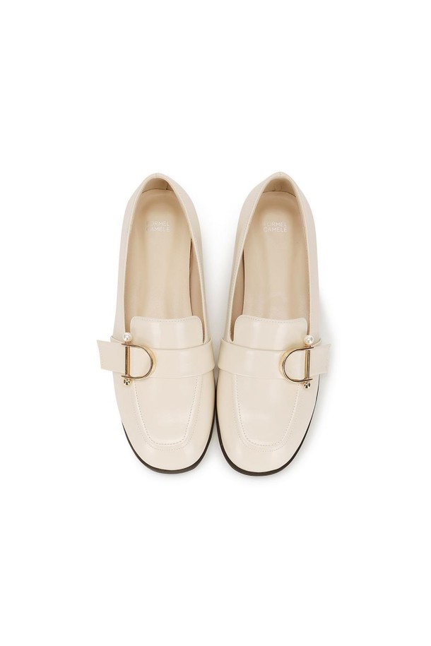 디어 포멜 로퍼 Ivory 2cm는 여성용 로퍼로, 데일리, 신학기, 출근 등 다양한 용도로 활용하기 좋습니다. 부드러운 아이보리 컬러에 2cm 로우힐 굽으로 편안함을 더했으며, 라운드 앞코와 베이직한 디자인이 특징입니다. 인조가죽과 합성고무 소재, 자체 라텍스 인솔로 제작되었으며, 에나멜 소재와 디어포멜 장식이 세련된 포인트를 더합니다.
