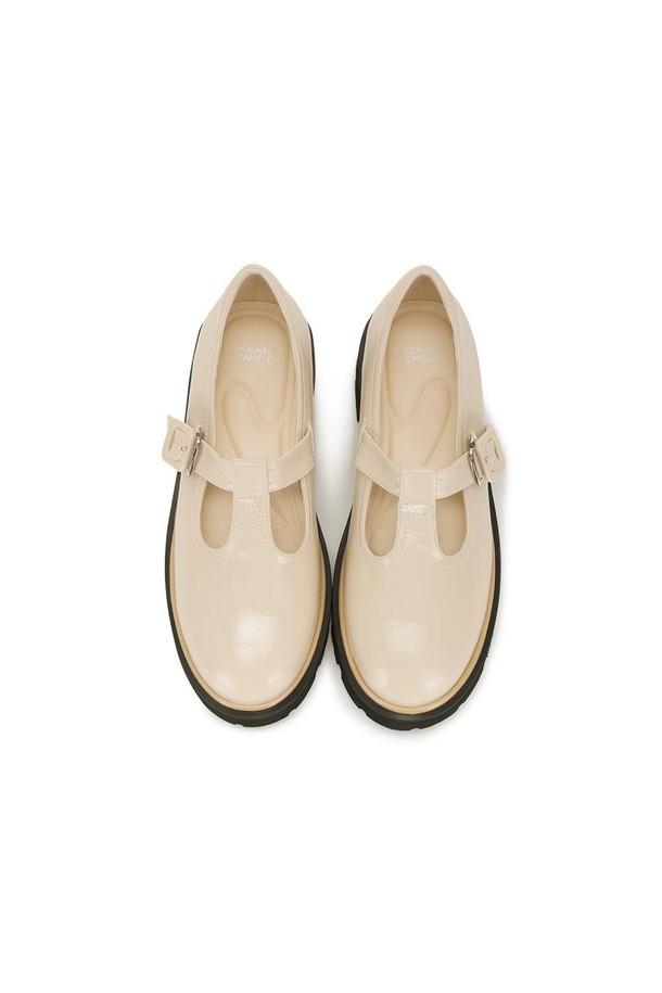 카멜레23 청키 펌프스 Ivory 4cm는 2025 SPRING 컬렉션으로 출시된 여성용 펌프스입니다. 부드러운 아이보리 컬러의 글로시한 인조가죽 소재와 라운드 앞코 디자인이 특징이며, 발볼이 넓어 편안한 착용감을 제공합니다. 4cm 청키힐과 T스트랩, 발을 잡아주는 디자인으로 안정감을 더하고, 고밀도 인솔을 사용하여 더욱 편안하게 신을 수 있습니다.
