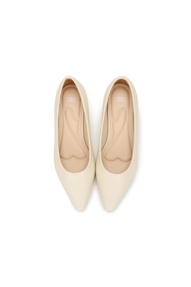 포멜리이즈 펌프스 04 Ivory 4cm는 여성용 펌프스로, 부드러운 아이보리 컬러의 일상 및 포멀 착용에 적합한 신발입니다. 4cm 로우힐에 포인트 라스트 앞코 디자인으로 세련됨을 더하며, 인조가죽과 합성고무 소재를 사용하여 편안한 착용감을 제공합니다. 더블 쿠셔닝, 내피 라이닝, 하프 인솔, 몰드 적용, 무게분산 최적화 등의 특징으로 발의 피로도를 줄여줍니다.
