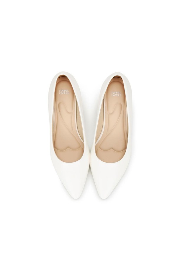 포멜리이즈 펌프스 06 White 6cm는 여성용 펌프스로, 깨끗한 화이트 컬러의 무지 디자인이 특징입니다. 6cm 미들힐과 포인티드 토우 디자인으로 세련된 핏을 연출하며, 인조가죽과 합성고무 소재로 제작되었습니다. 슬립온 스타일로 편안하게 신고 벗을 수 있으며, 이중 쿠션 안감, 무게 분산 설계, 하프인솔 적용으로 장시간 착용에도 편안함을 제공합니다.
