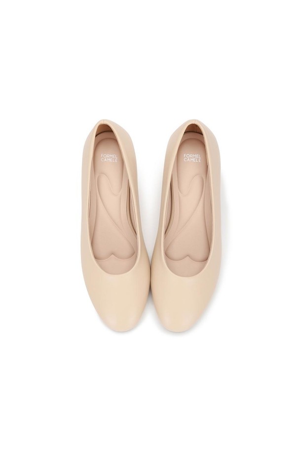 포멜리이즈 라운드 펌프스 05 Ivory 5cm는 여성용 펌프스로, 아이보리 컬러의 합성가죽 소재로 제작되었습니다. 굽 높이는 5cm이며, 미들힐 타입의 라운드 펌프스로 봄, 여름, 가을 계절에 일상적으로 착용하기 좋습니다. 앞코는 라운드 형태로 디자인되었으며, 심플한 디자인과 데일리 착용에 적합한 특징을 가지고 있습니다.
