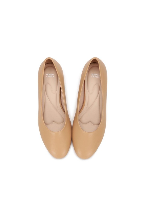 포멜리이즈 라운드 펌프스 05 Beige 5cm는 여성용 펌프스로, 베이지 컬러의 라운드 앞코 디자인이 특징입니다. 5cm 미들힐과 슬립온 스타일로 제작되어 편안하게 착용할 수 있으며, 인조가죽과 합성고무를 사용하여 사계절 내내 활용 가능합니다. 이중 쿠션, 하프 인솔, 압력 분산 설계를 통해 뛰어난 착화감을 제공하며, 무지 패턴으로 어떤 스타일에도 잘 어울립니다.
