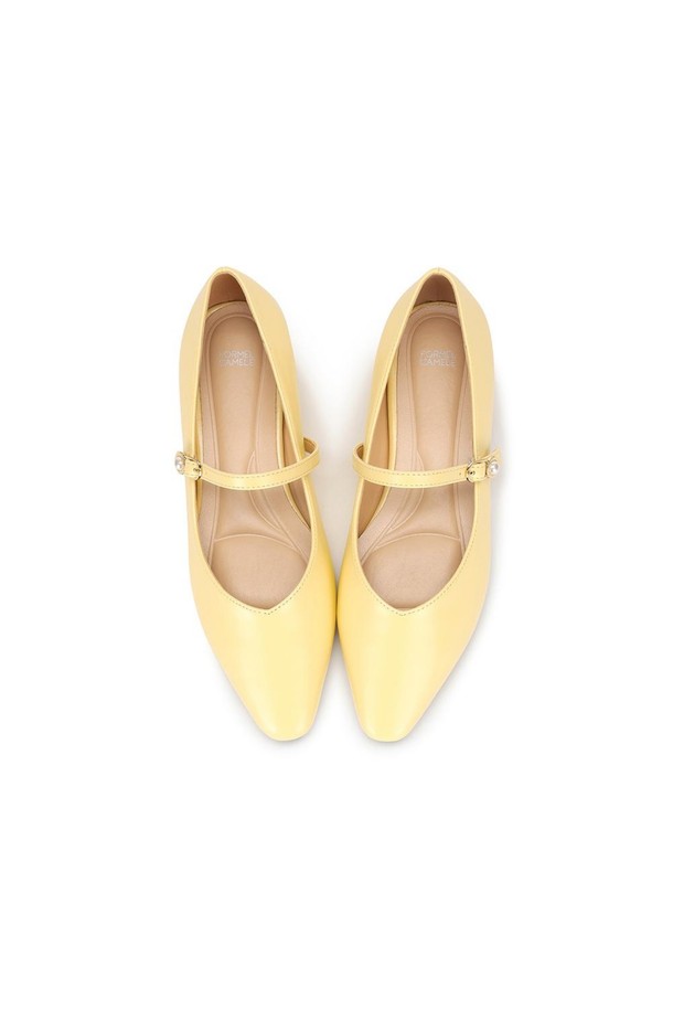 카일라 쁘띠펄 펌프스02 Yellow 2cm는 여성용 펌프스로, 사랑스러운 옐로우 컬러에 라운드 앞코와 2cm 로우힐 굽이 특징입니다. 인조가죽 소재에 메리제인 디자인으로 편안함과 여성스러움을 동시에 선사하며, 펄 및 크리스탈 장식으로 포인트를 더했습니다. 봄, 여름, 가을 다양한 계절에 활용 가능한 데일리 슈즈로, 패딩 안감과 고무창으로 편안한 착용감을 제공합니다.
