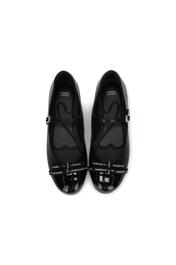 러브포멜 메리제인 Black 2cm는 여성 고객을 위한 신발입니다. 로우힐 굽에 2cm 높이로 편안함을 더했으며, 블랙 컬러의 합성가죽과 합성고무 소재로 제작되었습니다. 발등 버클과 러브포델 레터링 리본 포인트로 디자인의 완성도를 높였으며, 8cm 발볼 너비로 제작되었습니다. 데이트룩, 쇼핑룩과 같은 TPO는 물론 클래식, 걸리시, 미니멀 스타일을 즐기는 분들께 추천합니다.
