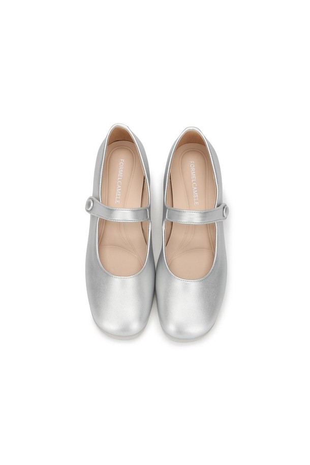 클레어 메리제인 Silver 2cm는 여성스러운 실루엣을 연출하는 로우힐 메리제인 슈즈입니다. 부드러운 인조가죽과 합성고무 소재로 제작되었으며, 라운드 앞코와 스트랩 디자인으로 편안함과 스타일을 동시에 잡았습니다. 2cm 굽에 고밀도 스펀지 중창과 쿠션감을 강화하여, 봄 시즌 일상에서 미니멀하면서도 세련된 룩을 완성해 보세요.
