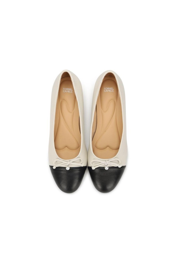 아이보리 컬러의 포멜 레더 보우 펌프스 4.5cm는 부드러운 양가죽 소재로 제작되어 편안한 착용감을 선사합니다. 라운드 토우 디자인에 로우힐 굽으로 안정감을 더했으며, 슬립온 스타일로 간편하게 신고 벗을 수 있습니다. 레이어드 디자인과 보우 장식이 여성스러운 분위기를 연출하여 일상에서 세련되게 연출하기 좋습니다.
