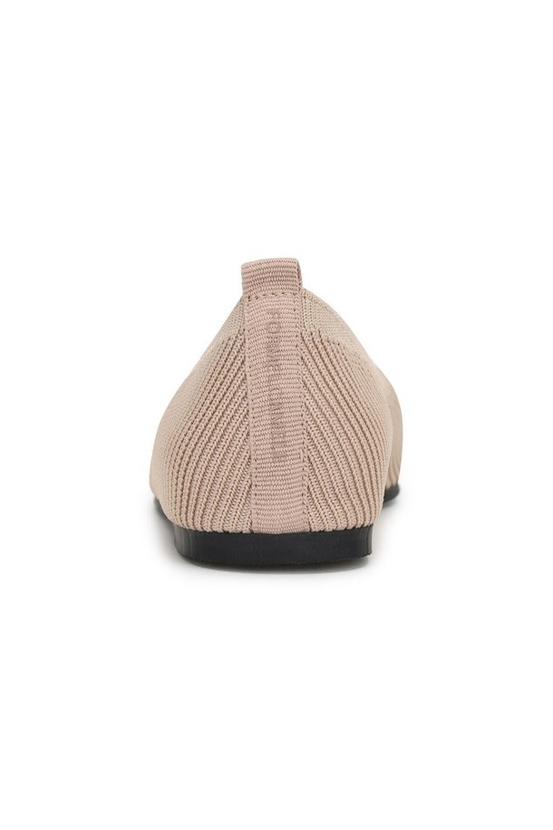 카멜레 니팅 블랑켓 플랫 Beige 1cm는 부드러운 니트 소재로 제작되어 봄, 여름, 가을 시즌에 가볍고 편안하게 신을 수 있는 여성 플랫슈즈입니다. 라운드 앞코와 슬립온 디자인으로 발을 감싸는 듯한 착용감을 제공하며, 1cm의 플랫 굽으로 데일리룩에 자연스럽게 어울립니다. 베이지 컬러의 니팅 패턴이 돋보이며, 경량 소재로 제작되어 편안한 착화감을 선사합니다.
