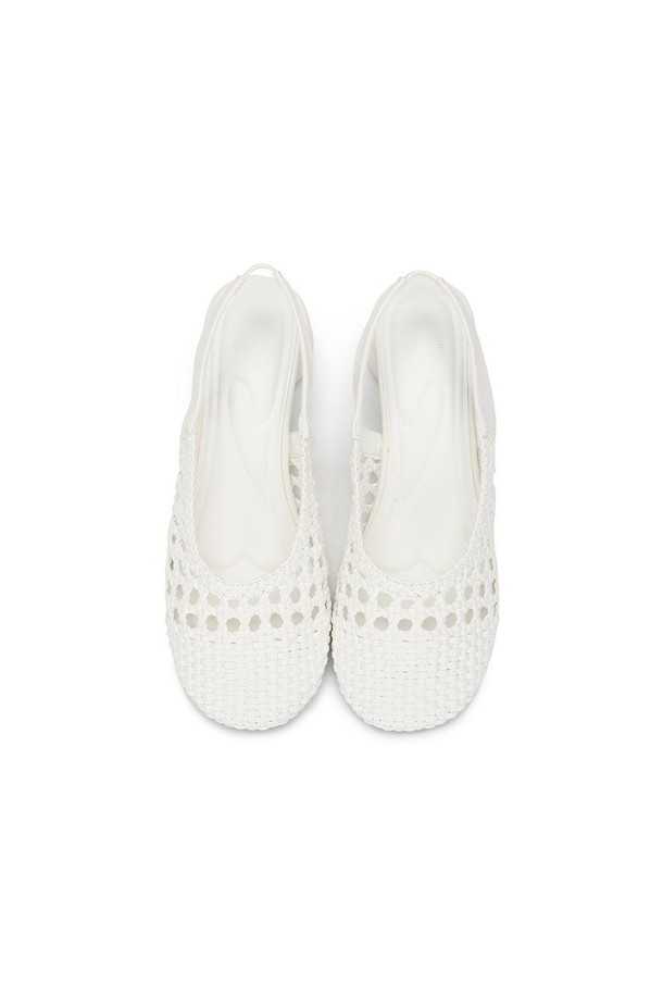 포멜 크라프트 슬링백 02 White 3.5cm는 여성용 슬링백입니다. 메쉬 패턴의 핸드메이드 디자인으로, 일상에서 캐주얼하면서도 드레시한 무드를 연출합니다. 3.5cm 로우힐 굽과 하이덴시티 인솔로 편안한 착용감을 제공하며, 데이트룩, 카페룩, 쇼핑룩 등 다양한 TPO에 잘 어울립니다. 미니멀, 클래식 스타일을 선호하는 분들께 추천하며, 어떤 아이템과도 쉽게 매치할 수 있는 실용적인 아이템입니다.
