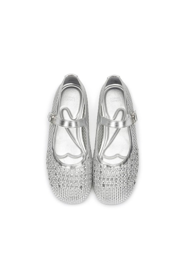 포멜 트라프트 메리제인 03 Silver 1cm은 여성용 메리제인 슈즈입니다. 실버 컬러의 라운드 앞코 디자인으로, 일상에서 편안하게 착용하기 좋습니다. 1cm 플랫 굽과 합성가죽 소재, 메쉬 패턴이 특징이며, 봄, 여름 계절에 어울립니다. 스트랩으로 발을 안정적으로 잡아주며, 데이트룩, 카페룩, 쇼핑룩 등 다양한 TPO에 미니멀, 걸리시, 클래식 스타일로 연출하기 좋습니다.
