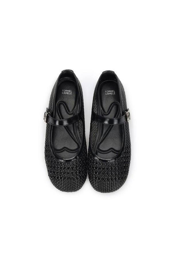 포멜 트라프트 메리제인 03 Black 1cm은 수공예 기법의 메쉬 소재와 블랙 컬러가 특징인 여성용 메리제인 슈즈입니다. 1cm 플랫 굽에 쿠션감 있는 고무창을 사용하여 편안한 착용감을 제공하며, 일상, 캐주얼, 드레시 룩에 모두 잘 어울립니다. 데이트룩이나 카페룩에 미니멀, 클래식, 걸리시 스타일을 더해 여성스러운 매력을 연출할 수 있습니다. 고밀도 신슐 보강과 오블리크 라스트 디자인으로 제작되어 발의 편안함까지 고려했습니다. 메쉬 패턴과 메리제인 스트랩으로 여성스러운 포인트를 더한 슈즈입니다.
