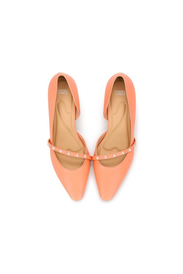 포멜 레더 포인트 펌프스 01 Coral 7cm은 부드러운 레더 소재의 미들힐 펌프스로, 7cm 굽 높이와 V컷 탑라인 디자인으로 세련된 핏을 연출합니다. 스퀘어 앞코와 심플한 디자인은 어떤 스타일에도 잘 어울리며, 슬립온 형태로 편안하게 착용 가능하여 봄, 여름 시즌 일상에서 활용하기 좋습니다. 코랄 컬러의 무지 디자인으로 여성스러운 분위기를 더했습니다.
