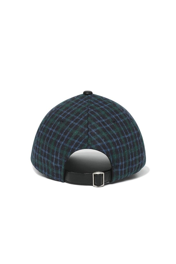 세련된 스타일을 완성하는 울 볼캡 그린입니다. 깊은 모자 깊이와 넓은 챙으로 얼굴이 작아 보이는 효과를 선사하며, 캐주얼, 클래식, 미니멀 스타일 모두 소화 가능합니다. 폴리에스터, 울, 폴리우레탄 혼방 소재에 체크 패턴으로 포인트를 더했고, 스웨이드 가죽 배색과 펠트 자수 디자인 장식이 고급스러움을 더합니다. 동네 마실룩, 카페룩, 가을 나들이룩 등 다양한 TPO에 활용하여 개성 있는 코디를 연출해보세요.
