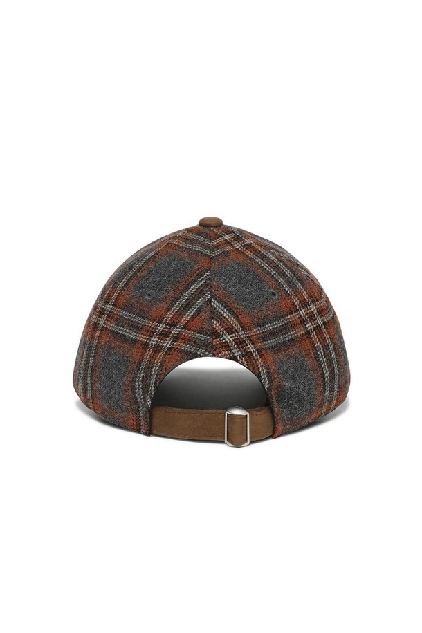 노티카 울 볼캡 오렌지는 깊은 모자 깊이와 넓은 챙으로 디자인된 볼캡입니다. 오렌지 컬러에 체크 패턴이 더해져 개성 있는 스타일을 연출하며, 펠트 자수와 스웨이드 가죽 배색 디테일이 돋보입니다. 모(wool), 폴리에스터, 폴리우레탄, 스웨이드 소재를 사용하여 제작되었으며, 캐주얼, 클래식, 미니멀 스타일을 즐겨 입는 분들께 추천합니다. 동네 마실룩이나 봄 소풍룩에 포인트를 줄 수 있으며, 얼굴이 작아 보이는 효과를 선사하여 캐주얼 코디의 완성도를 높여줍니다.
