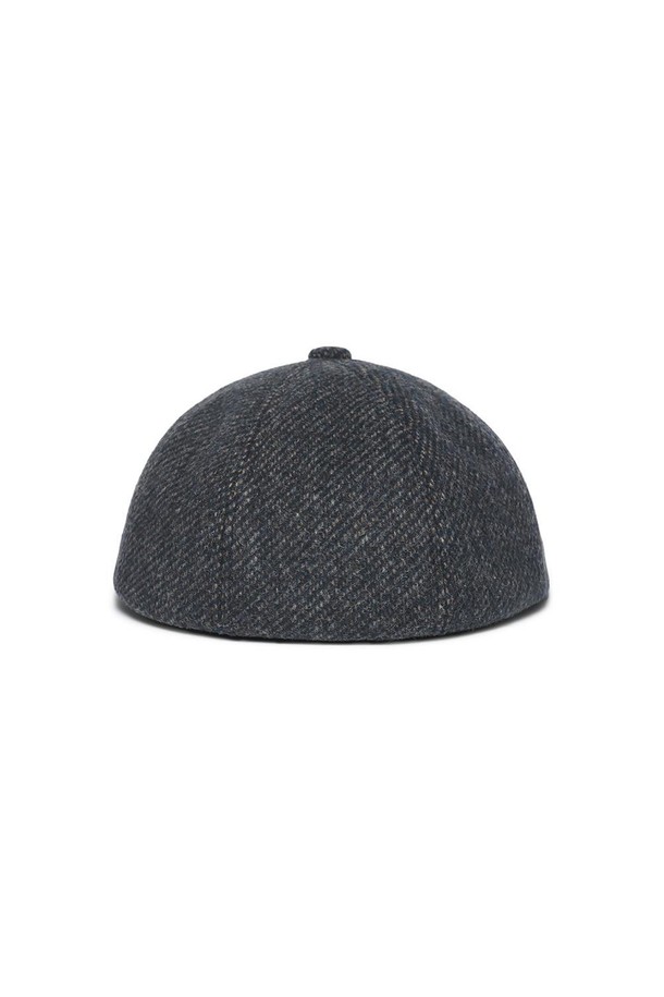 네이비 컬러의 울 뉴스보이캡입니다. 아메리칸 캐주얼 스타일로, 일상과 산책룩에 매치하기 좋습니다. 투톤 조직감으로 유니크한 컬러감을 뽐내며, 앞 챙 디테일이 볼륨감 있는 디자인을 연출합니다. 폴리에스터와 울 혼방 소재로 제작되었으며, 스탠다드 핏으로 캐주얼, 클래식, 미니멀 스타일을 즐겨 입는 분들께 추천합니다. 모자 깊이는 4.5cm입니다.
