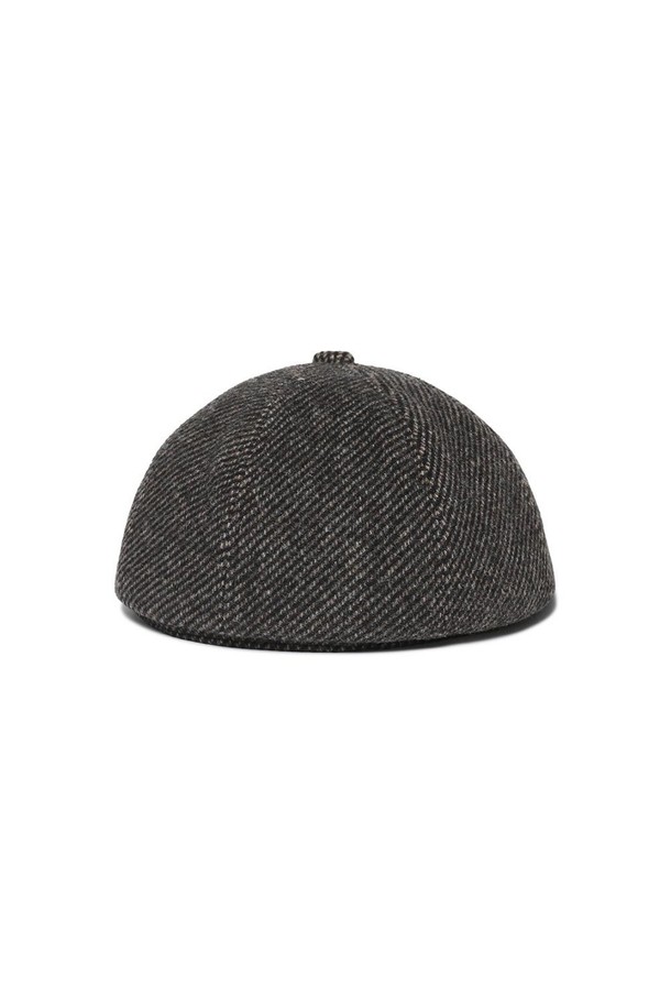 톤 다운된 브라운 컬러가 매력적인 울 뉴스보이캡입니다. 가을, 겨울에 어울리는 두꺼운 두께감과 부드러운 촉감의 울, 폴리에스테르 혼방 소재로 제작되어 보온성을 높였습니다. 4.5cm 깊이와 챙 넓이, 볼륨감 있는 챙 디자인으로 클래식하면서도 아메리칸 캐주얼 스타일을 연출하기 좋습니다. 구조감 있는 프론트 쉐입과 투톤 패턴이 돋보이며, 가을 나들이룩, 겨울 데일리룩, 데이트룩 등 다양한 스타일에 매치하여 클래식, 캐주얼, 미니멀 무드를 즐길 수 있습니다.
