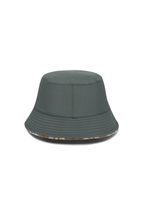 리버시블 울 버킷햇 카키는 가을, 겨울 시즌에 어울리는 모자입니다. 부클 원단과 체크 패턴이 특징이며, 카키와 네이비 두 가지 색상으로 양면 착용이 가능합니다. 울, 폴리에스터, 나일론 혼방 소재로 제작되어 부드러운 촉감과 보온성을 제공하며, 모자 깊이 8.5cm, 챙 넓이 5.5cm로 안정적인 착용감을 선사합니다. 자수 디테일이 더해져 클래식, 캐주얼, 미니멀 스타일의 가을 나들이룩, 겨울 데일리룩, 산책룩에 폭넓게 활용할 수 있습니다. 세트 코디가 가능하여 다양한 스타일 연출이 용이합니다.
