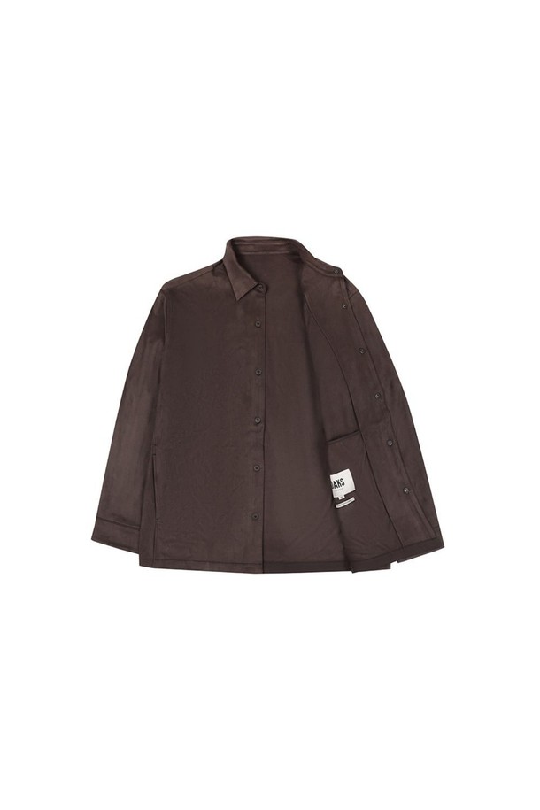 부드러운 스웨이드 소재와 폴리에스터, 스판 혼방으로 제작된 캐주얼 셔켓입니다. 간절기에 적합하며, 얇은 두께감으로 편안한 착용감을 선사합니다. 세미오버핏에 7CM 레귤러 카라, 버튼 여밈으로 클래식하고 미니멀한 스타일을 연출합니다. 무지 패턴의 브라운 컬러로 어떤 옷에도 쉽게 매치할 수 있으며, 티셔츠나 얇은 스웨터와 레이어드하여 다양한 스타일을 연출할 수 있습니다. 슬랙스나 데님 팬츠와 함께 캐주얼한 룩을 완성해보세요.
