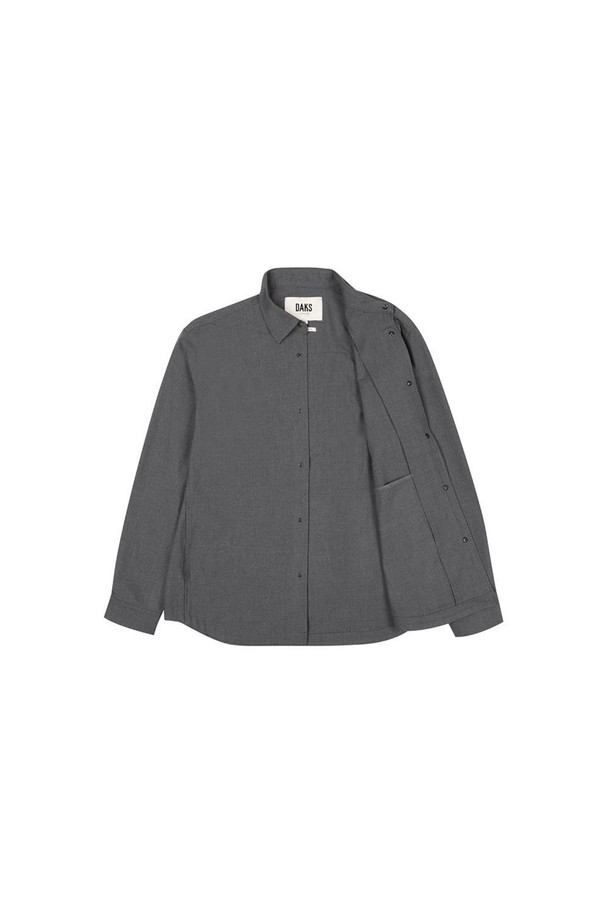 세련된 남성 스타일을 완성할 폴리혼방 울라이크 셔켓입니다. 부드러운 촉감의 폴리에스터, 비스코스, 스판 혼방 소재로 제작되어 편안한 착용감을 선사합니다. 차분한 그레이 컬러와 무지 패턴이 어우러져 어떤 스타일에도 쉽게 매치할 수 있으며, 셔츠형 디자인과 버튼 여밈으로 깔끔한 실루엣을 연출합니다. 봄, 가을 시즌에 활용하기 좋은 중간 두께감으로, 일상, 출근룩, 비즈니스 캐주얼 등 다양한 TPO에 활용 가능합니다. 세미오버핏에 카라 디테일, 사이드 포켓까지 더해 실용성과 디자인을 모두 잡았습니다.
