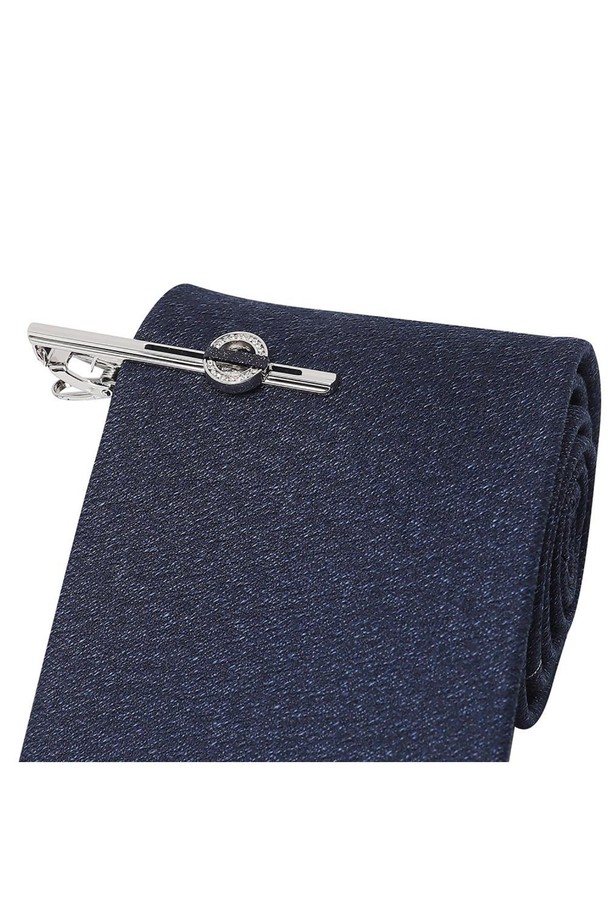 세련된 남성 스타일을 완성할 원형 큐빅 & 사금석 넥타이핀입니다. 실버 컬러의 은은한 광택과 견고한 디자인이 돋보이며, 큐빅과 사금석의 조화가 고급스러운 분위기를 자아냅니다. 원형 장식이 클래식하면서도 미니멀한 스타일을 연출하여 오피스룩, 비즈니스 캐주얼, 모임룩 등 다양한 TPO에 활용 가능합니다. 무지 패턴으로 어떤 넥타이에도 잘 어울리며, 시크한 매력을 더해줍니다. 넥타이에 포인트를 주어 당신의 개성을 드러내 보세요.
