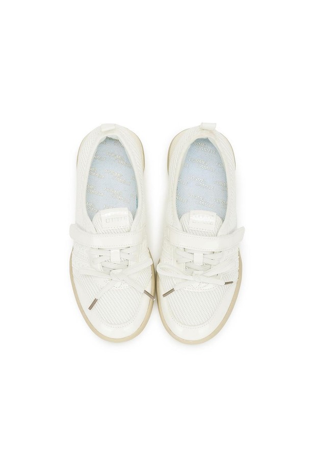 여성용 라헬 벨크로 스니커즈는 화이트 색상의 인조 가죽 소재로 제작되었으며, 2cm의 로우힐과 라운드 앞코 디자인이 특징입니다. 일상용으로 적합하며 봄, 여름, 가을에 착용하기 좋은 이 스니커즈는 무지 패턴에 벨크로 여밈 방식으로 신고 벗기가 편리합니다. EVA 폼 쿠션과 라텍스 인솔, 그리고 레이스 디테일과 스트랩 디자인이 더해져 편안함과 스타일을 동시에 제공하며, 발볼은 11cm, 탑라인은 로우탑입니다.
