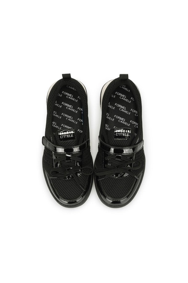 라헬 벨크로 스니커즈는 블랙 색상의 여성용 스니커즈로, 2cm의 로우힐과 라운드 앞코 디자인이 특징입니다. 인조 가죽과 고무 소재로 제작되었으며, 벨크로 여밈 방식으로 착탈이 용이하고 EVA 인솔과 4mm 라텍스 추가 인솔로 쿠셔닝을 더해 편안한 착화감을 제공합니다. 무지 패턴에 사이드 레이스 디테일이 돋보이는 로우탑 디자인으로, 봄, 여름, 가을 시즌에 일상 또는 캐주얼 용도로 활용하기 좋습니다.
